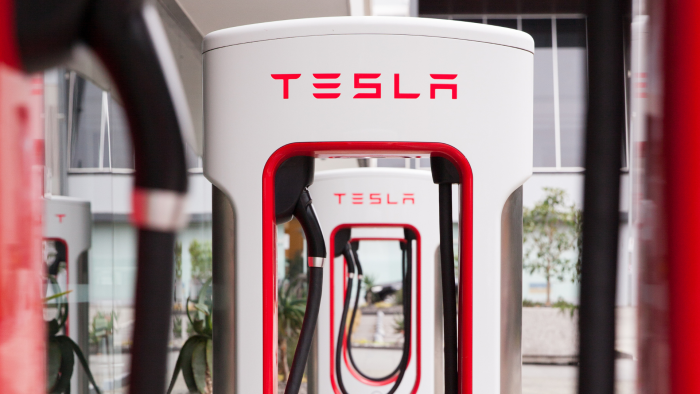 Tesla își va reduce cu 10% numărul de angajați